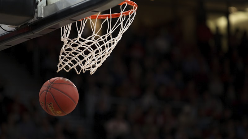 NBA 2026赛季季后赛，球员高高跃起扣篮的精彩瞬间